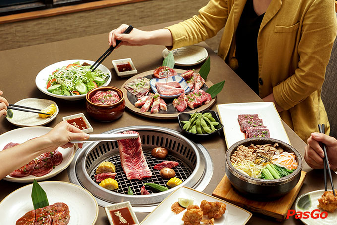 Một bữa ăn buffet tại Sumo BBQ thường bao gồm: các loại panchan, salad, các món ăn chơi, các món nướng BBQ, canh hoặc lẩu và cuối cùng là đồ tráng miệng thay đổi theo mùa