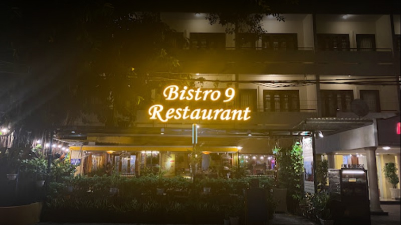Cổng quán nhà hàng Bistro 9