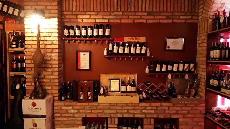 Không gian quầy rượu tại nhà hàng D'LISA & LIDA RESTAURANT & WINES