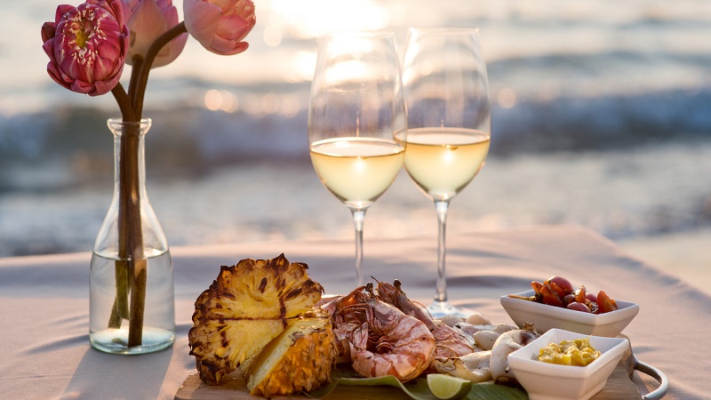 Thưởng thức món ăn và rượu vang với view biển