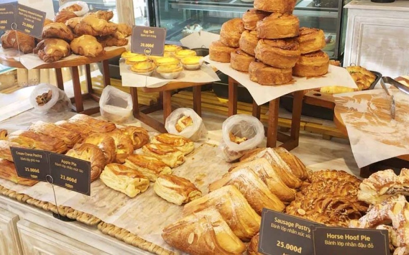 Không gian trưng bày bánh tại Artisan Bakery & Coffee