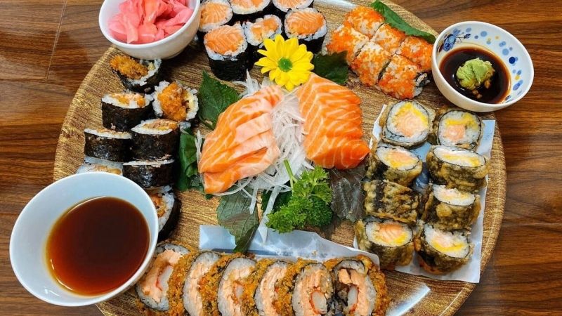 Tsukimi Sushi là một nhà hàng chuyên về sushi và sashimi