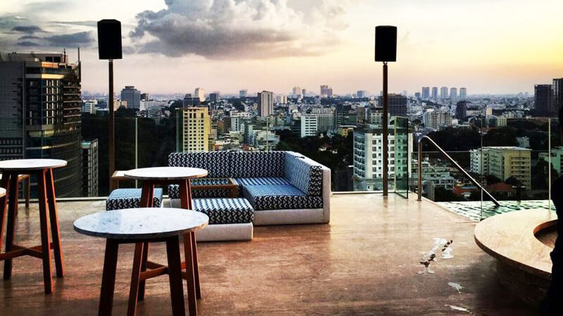 Social Pool Rooftop Bar nằm trên tầng cao nhất của Khách sạn Hotel des Arts Saigon