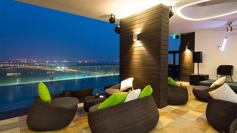 Vertical Sky Bar nằm trên tầng 25 của khách sạn Liberty Central Saigon Riverside