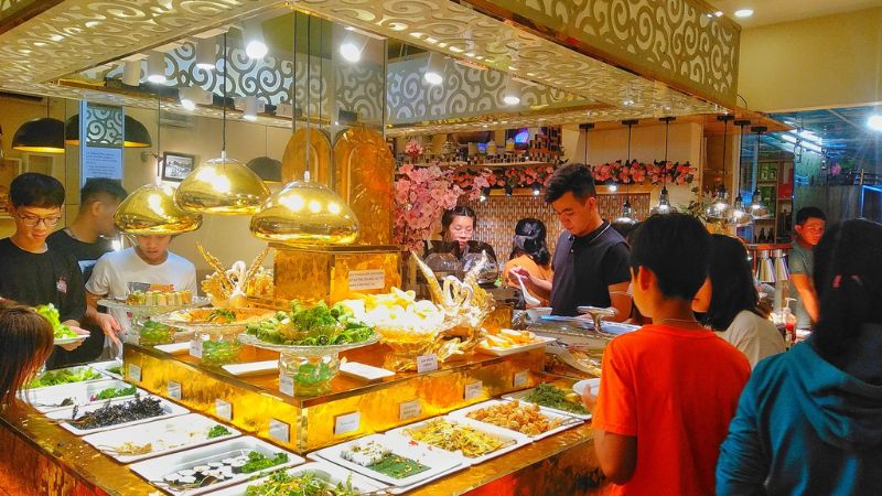 Quầy buffet đa dạng với hơn 60 món ăn Á - u tại nhà hàng Tịnh Tâm Trai