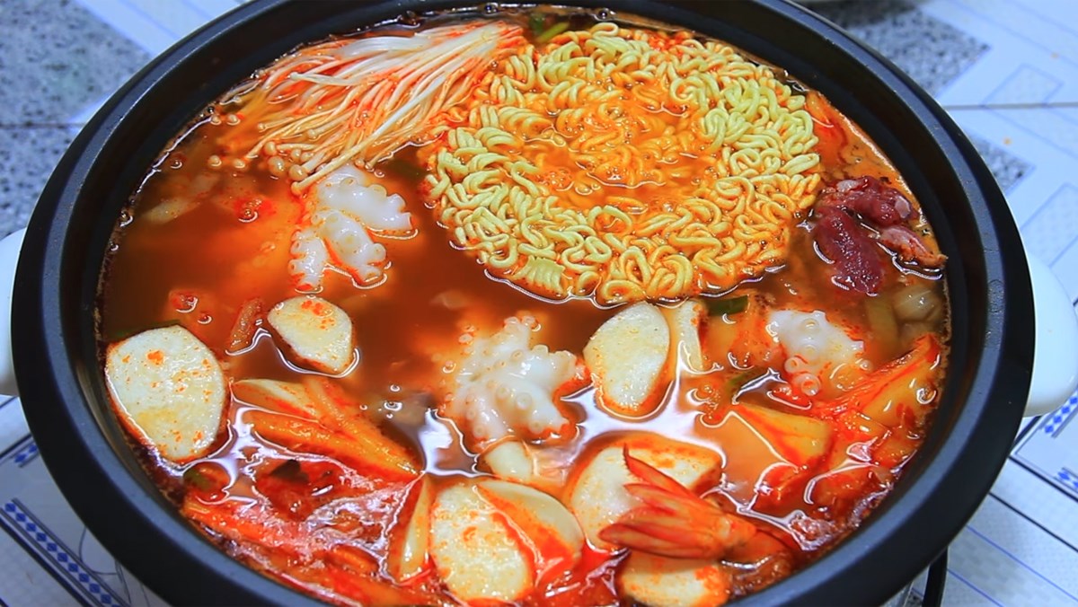 Cách nấu nướng lẩu kim chi thủy hải sản Nước Hàn cay chua mặn mà mùi vị ngon không còn ý